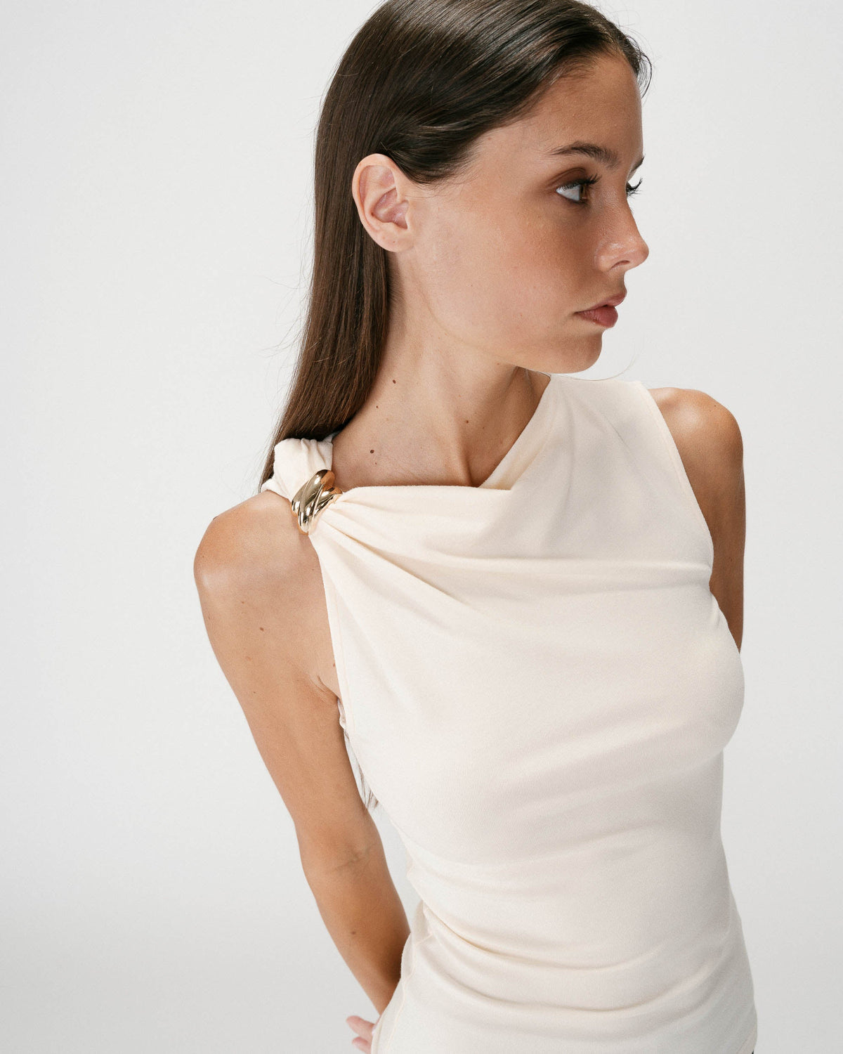 Top drapé asymétrique sans manches ecru Wagner