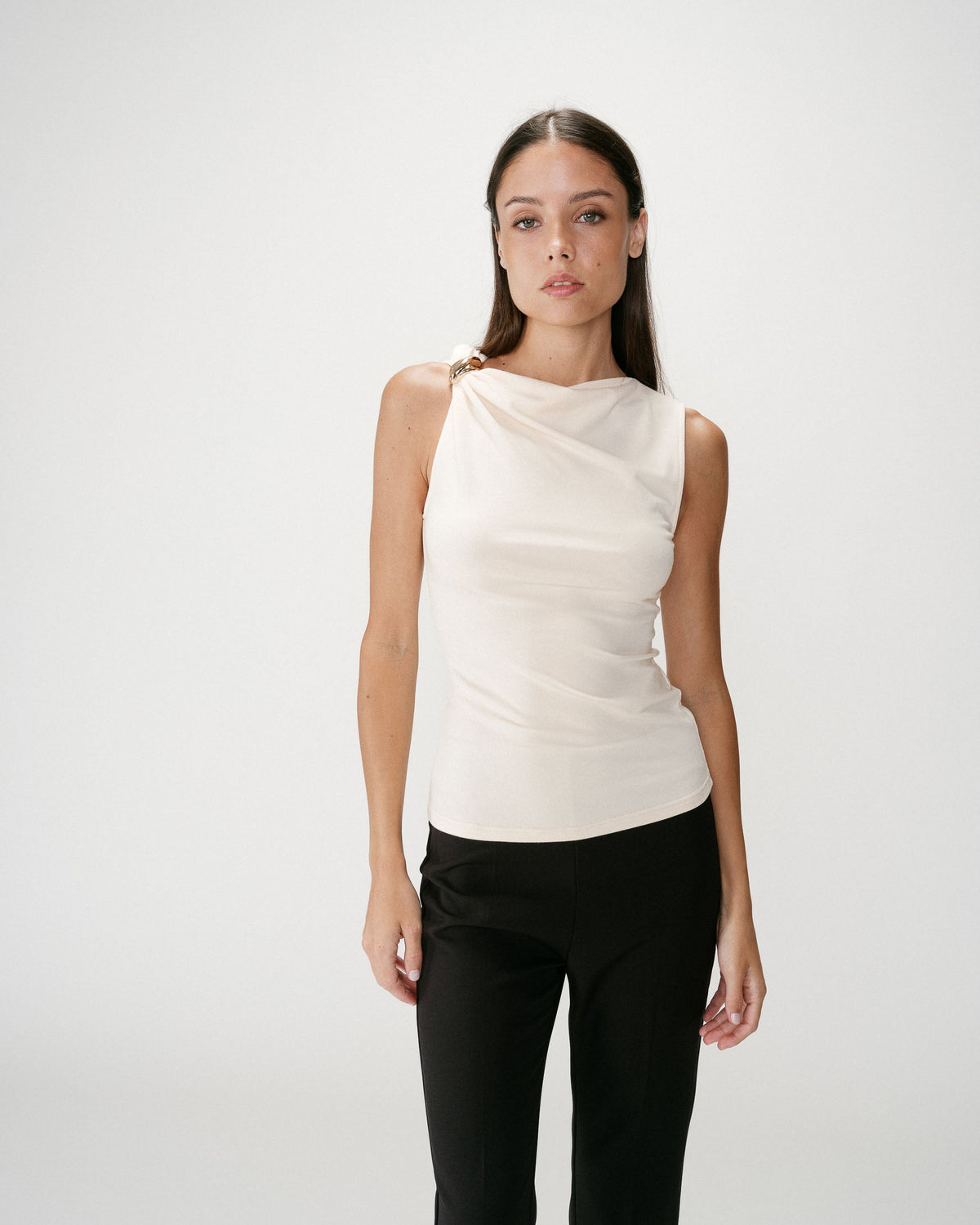 Top drapé asymétrique sans manches ecru Wagner