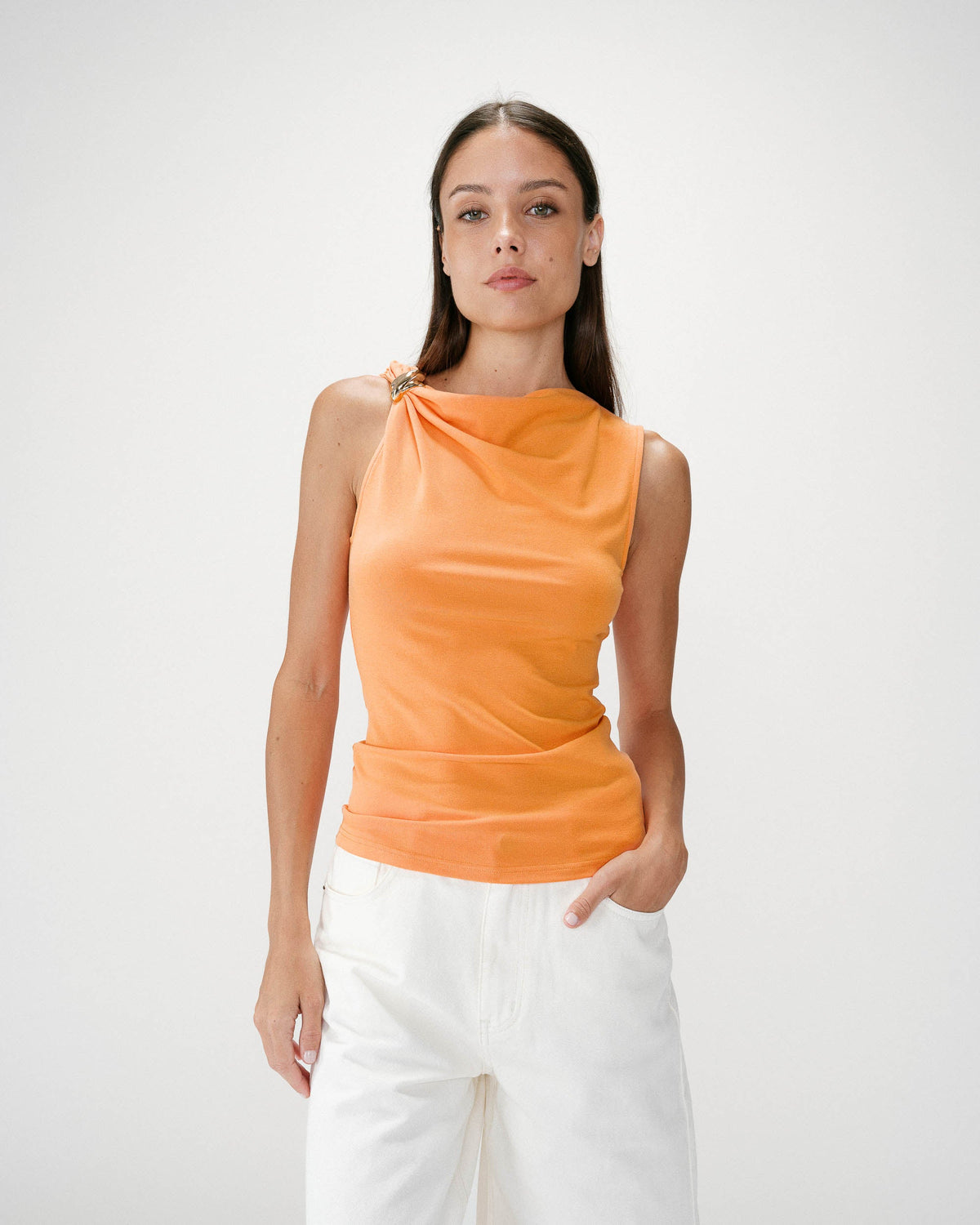 Top drapé asymétrique sans manches orange Wagner