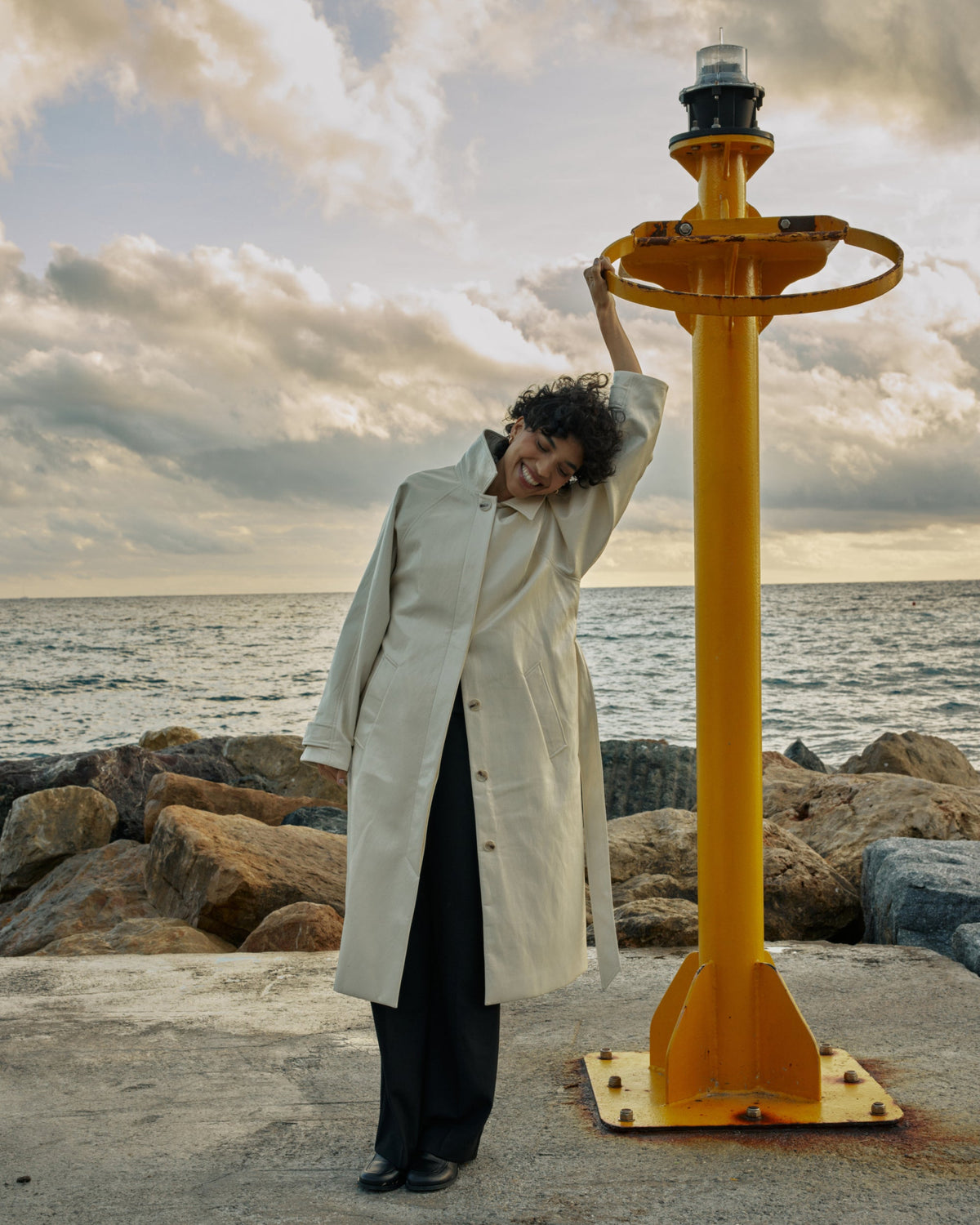 Trench-coat long en vinyle ceinturé vanille Velours