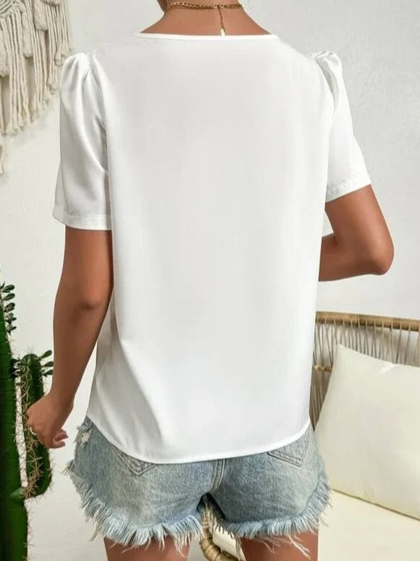 Josianne | Blouse d’Été Femme Blanche à Col Asymétrique et Manches Bouffantes – Élégance et Confort