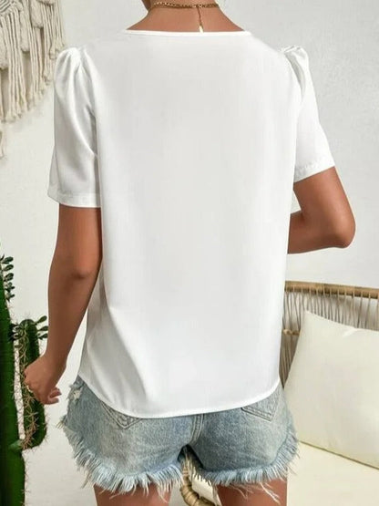 Josianne | Blouse d’Été Femme Blanche à Col Asymétrique et Manches Bouffantes – Élégance et Confort